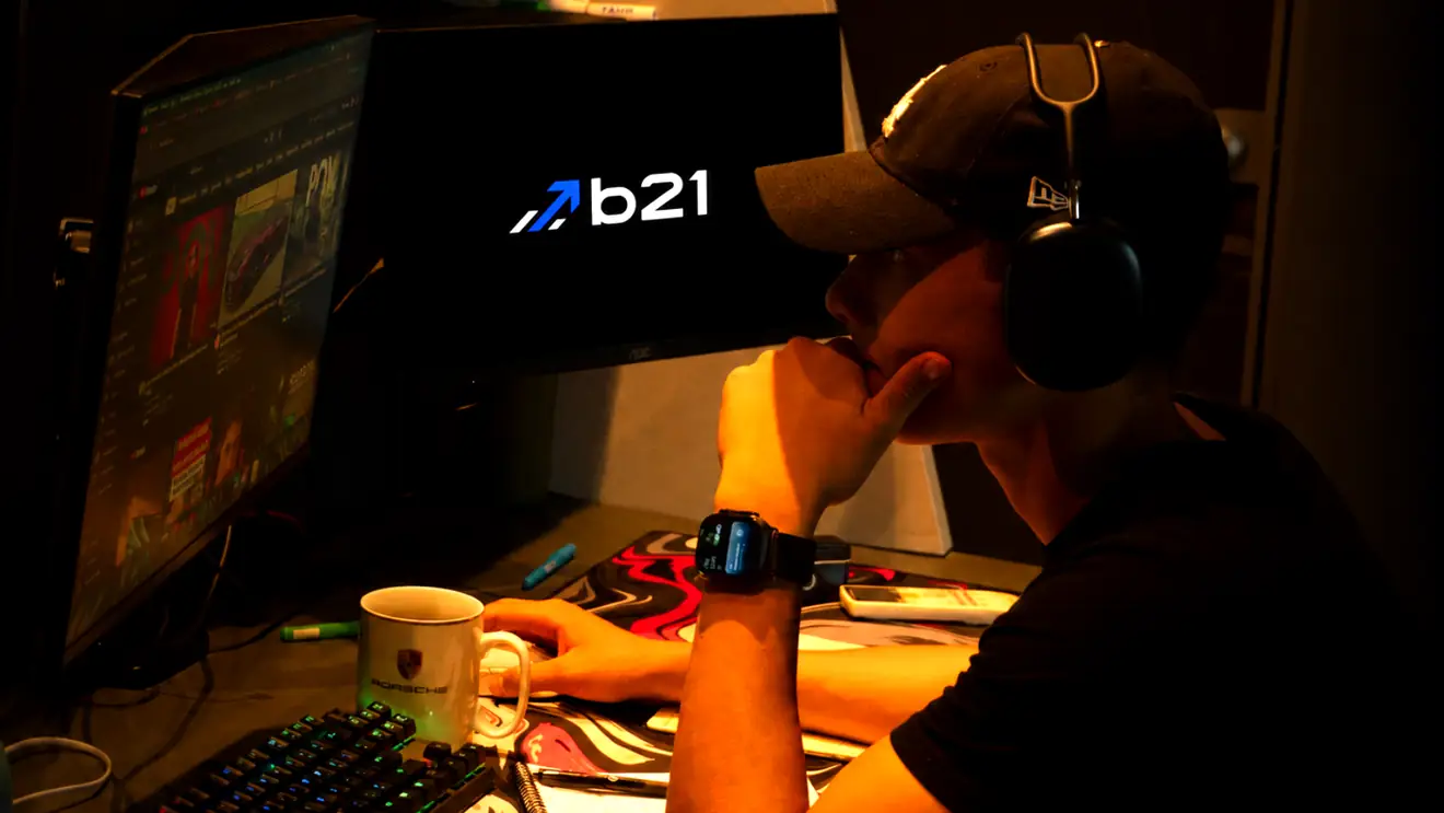 Raphael Stein, fundador da B21, operando a plataforma